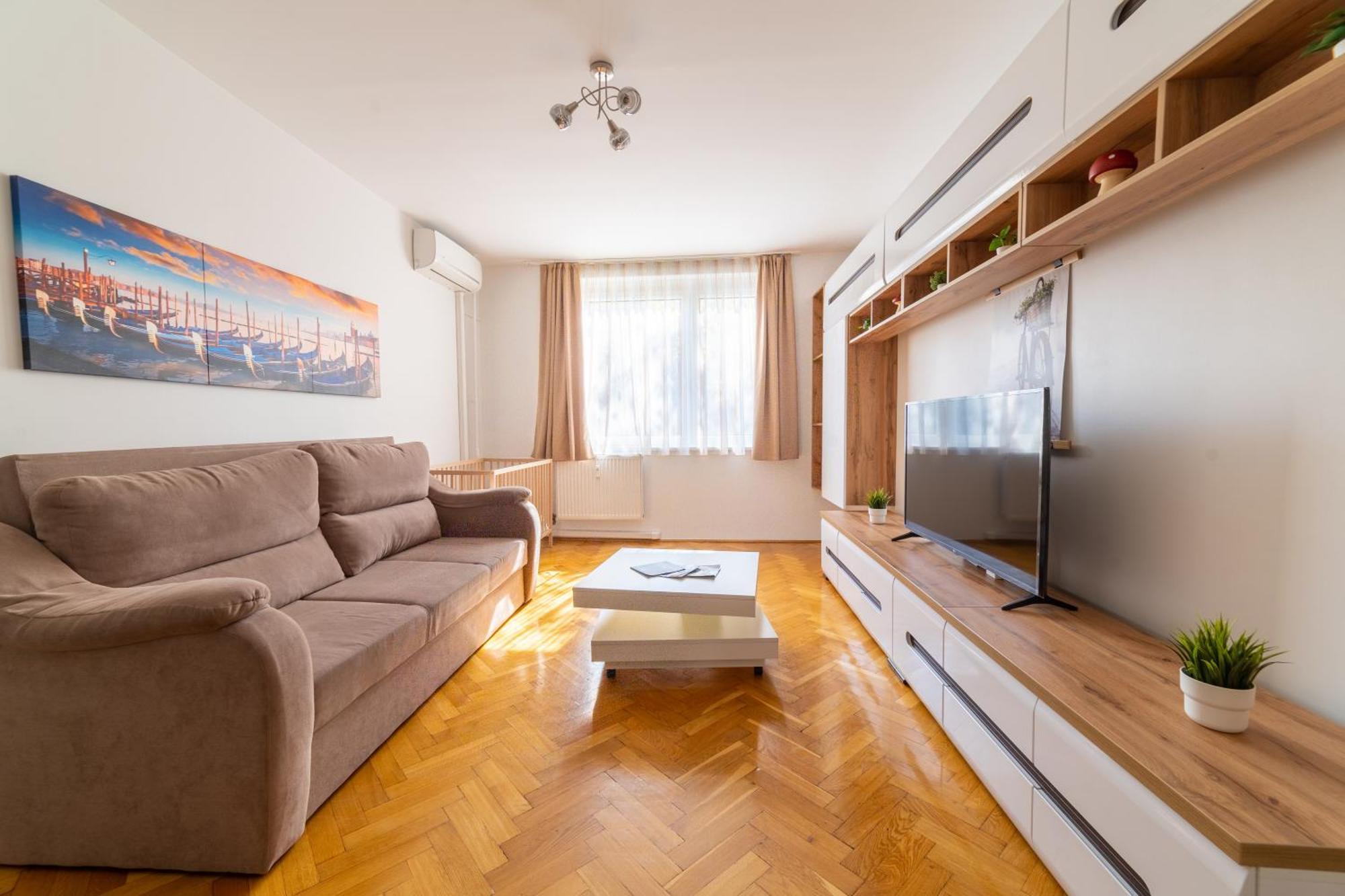 Comfort 14 -- Stylish City Apartment Netflix, Wi-Fi & Parking Miskolc Dış mekan fotoğraf