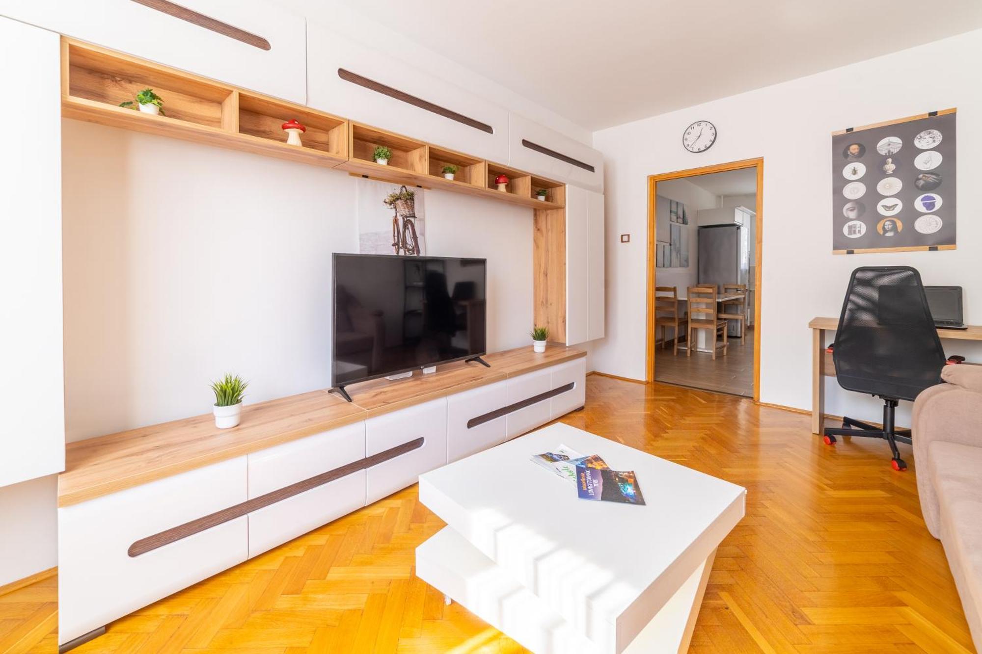 Comfort 14 -- Stylish City Apartment Netflix, Wi-Fi & Parking Miskolc Dış mekan fotoğraf